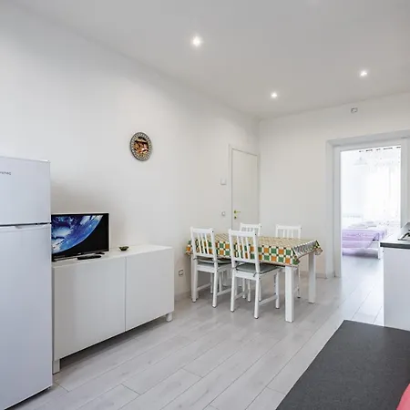 Quiet And Modern Apartment *